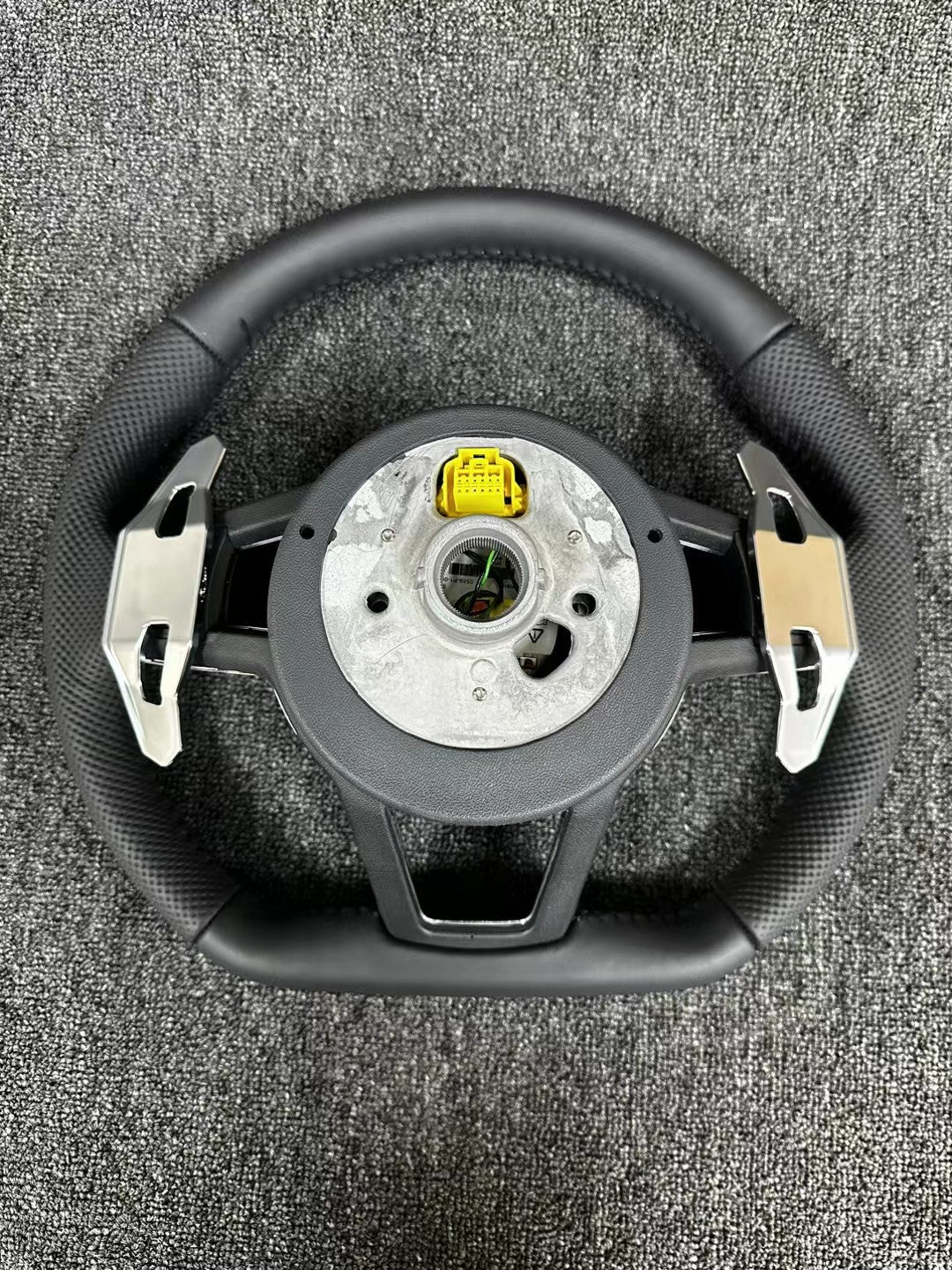 New Volkswagen modified R8 steering wheel multifunctional steering wheel assembly multifunctional buttons paired with Lamborghini shift paddles