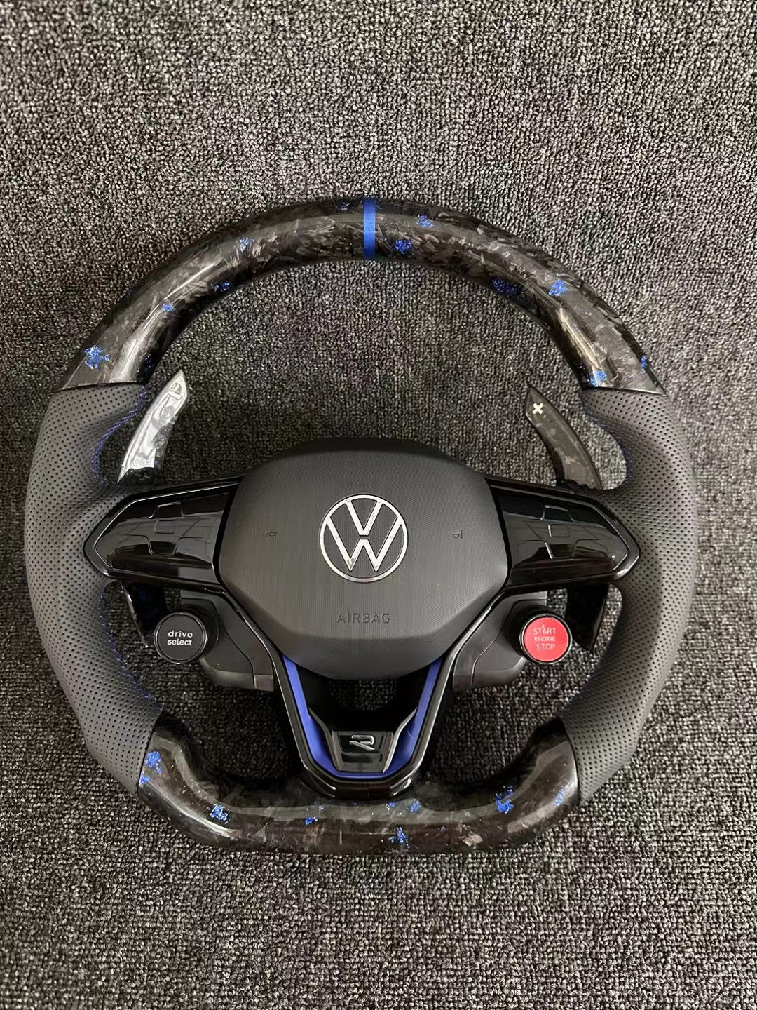 Volkswagen modifies and upgrades the blue forged carbon fiber steering wheel assembly