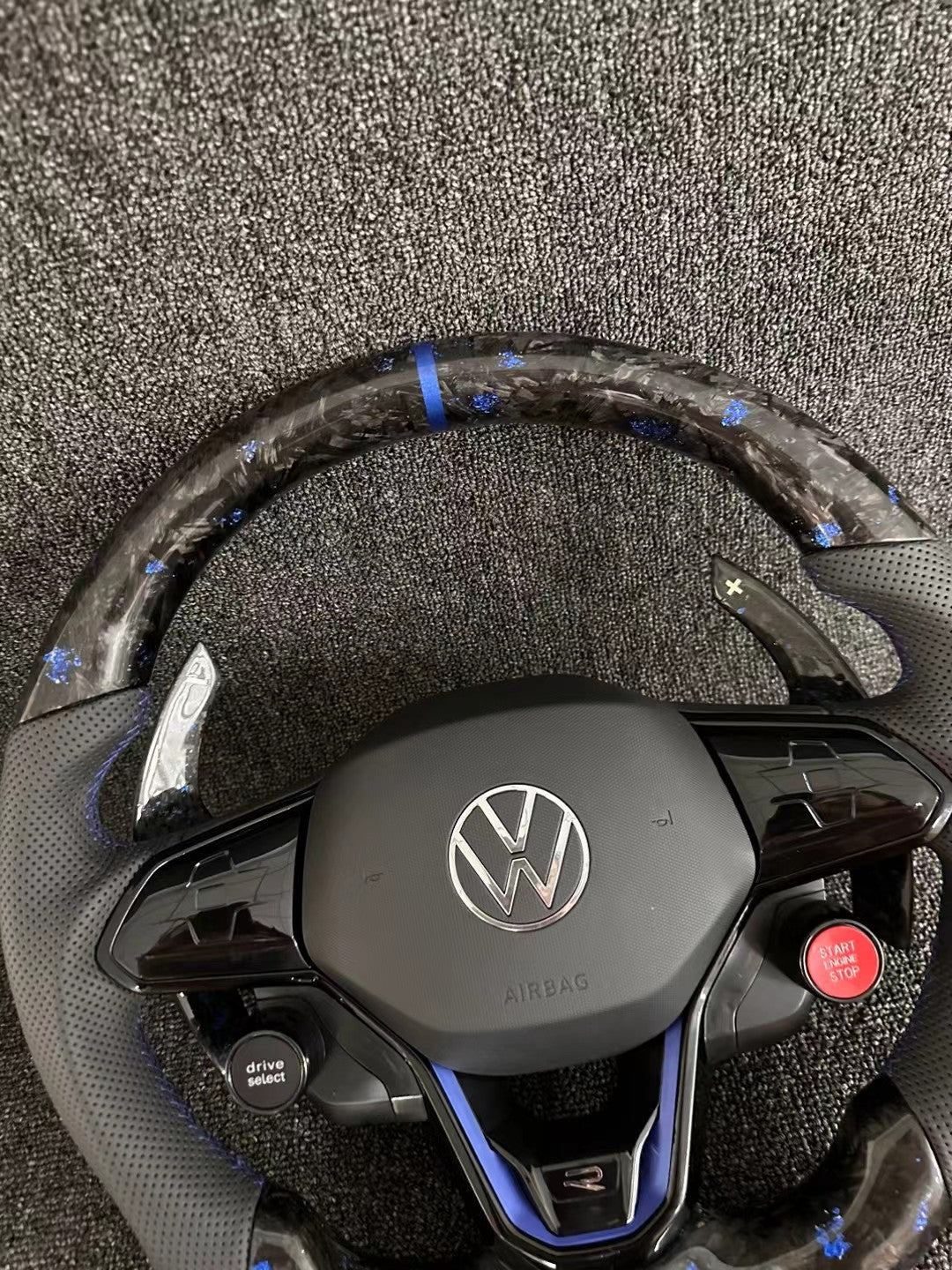 Volkswagen modifies and upgrades the blue forged carbon fiber steering wheel assembly