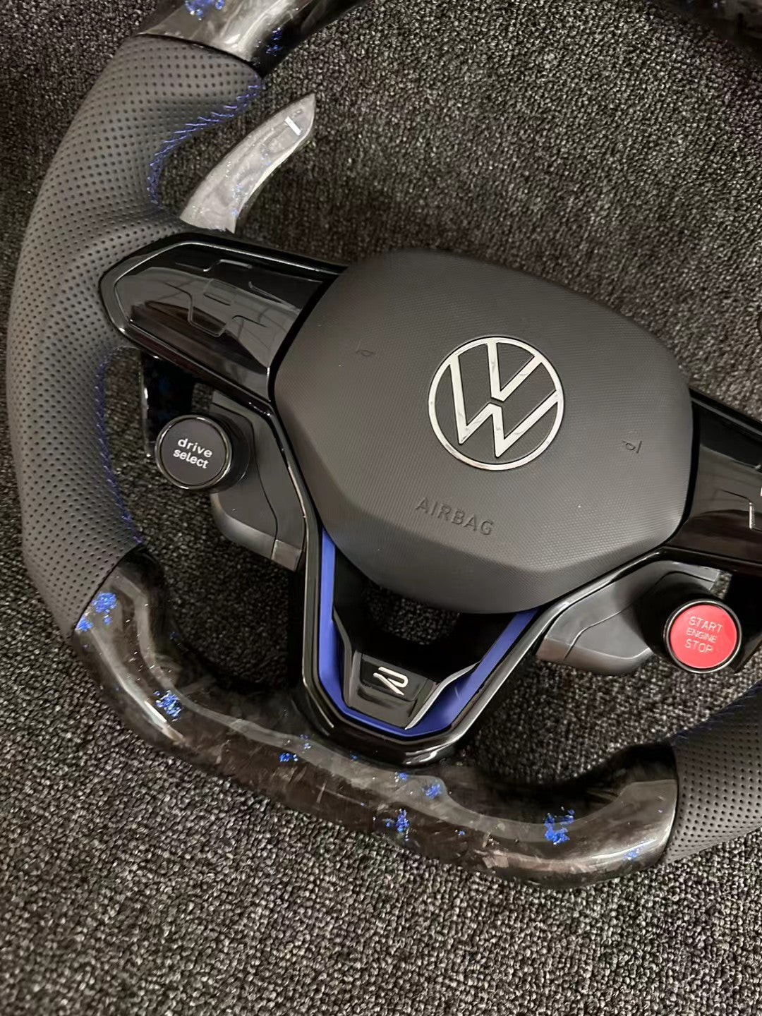 Volkswagen modifies and upgrades the blue forged carbon fiber steering wheel assembly