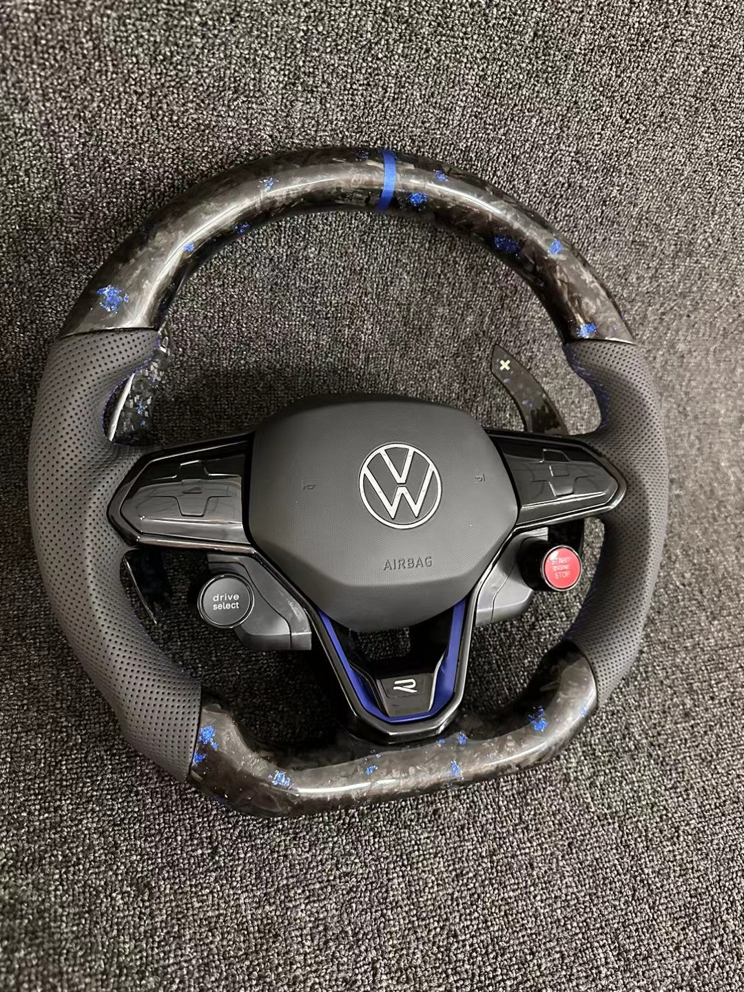 Volkswagen modifies and upgrades the blue forged carbon fiber steering wheel assembly