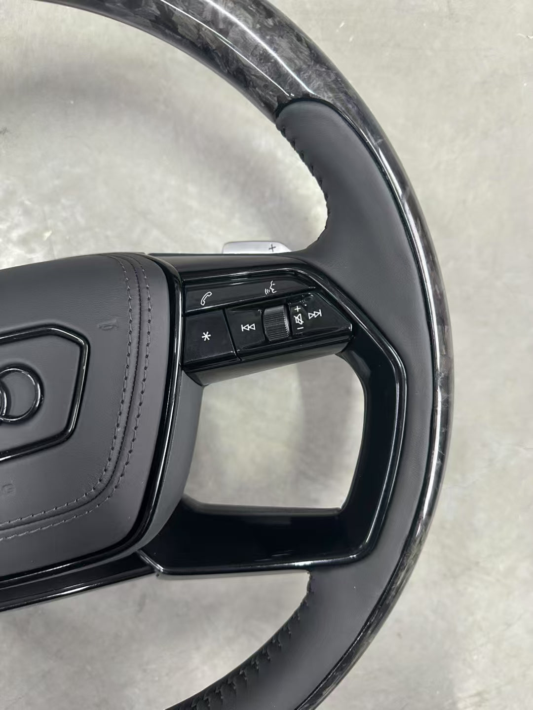 Forged carbon steering wheel suitable for Audi A4, A5, A6, C8, A7, A8, Q5, Q7