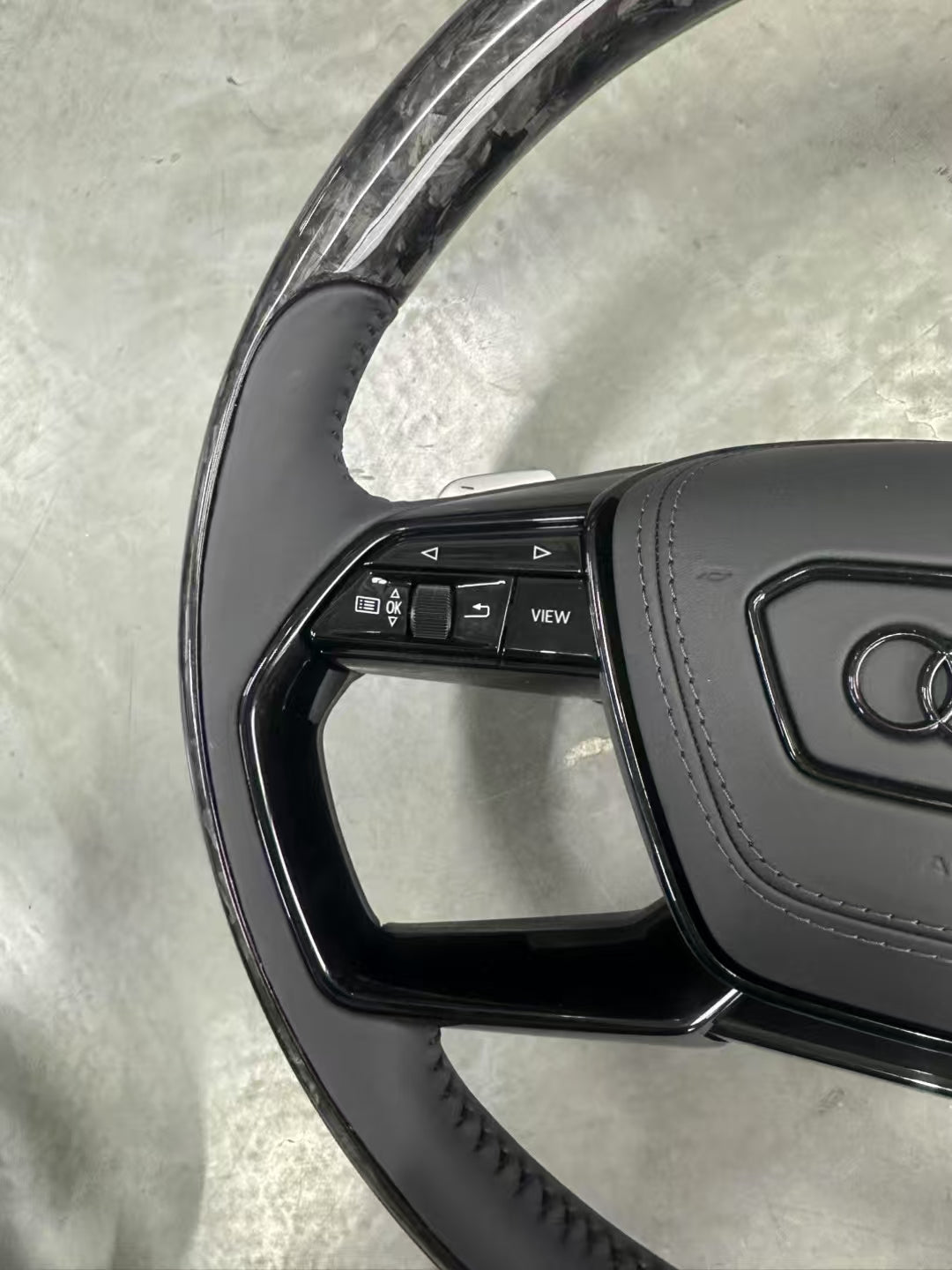 Forged carbon steering wheel suitable for Audi A4, A5, A6, C8, A7, A8, Q5, Q7