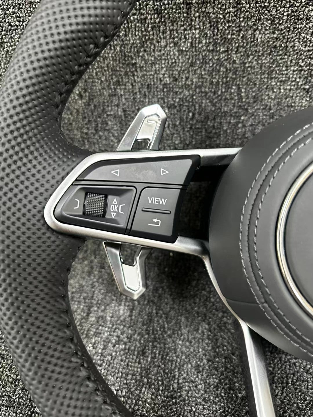 New Volkswagen modified R8 steering wheel multifunctional steering wheel assembly multifunctional buttons paired with Lamborghini shift paddles