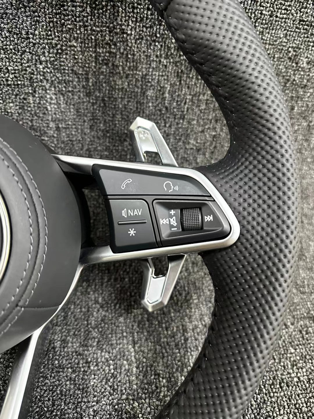 New Volkswagen modified R8 steering wheel multifunctional steering wheel assembly multifunctional buttons paired with Lamborghini shift paddles