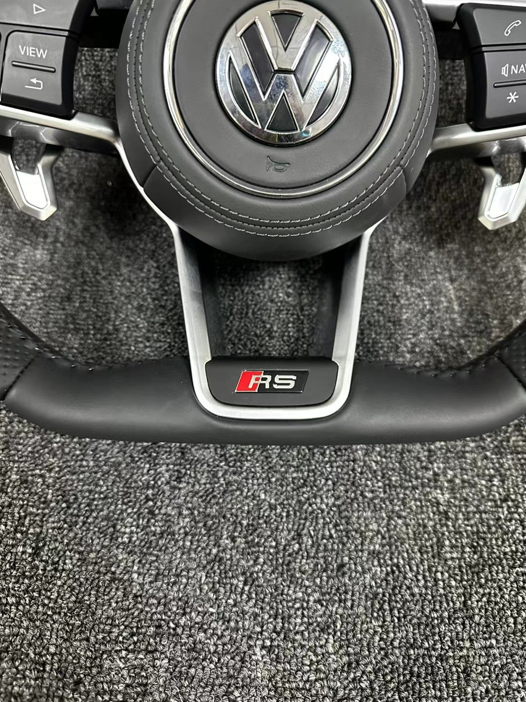 New Volkswagen modified R8 steering wheel multifunctional steering wheel assembly multifunctional buttons paired with Lamborghini shift paddles