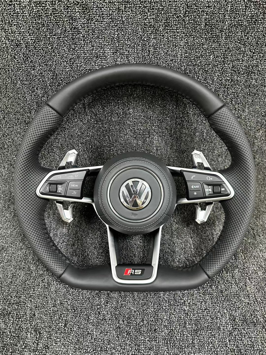 New Volkswagen modified R8 steering wheel multifunctional steering wheel assembly multifunctional buttons paired with Lamborghini shift paddles
