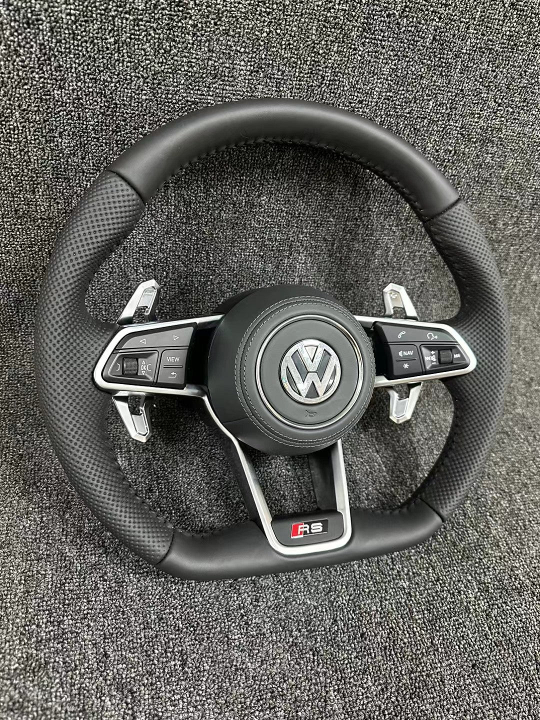 New Volkswagen modified R8 steering wheel multifunctional steering wheel assembly multifunctional buttons paired with Lamborghini shift paddles
