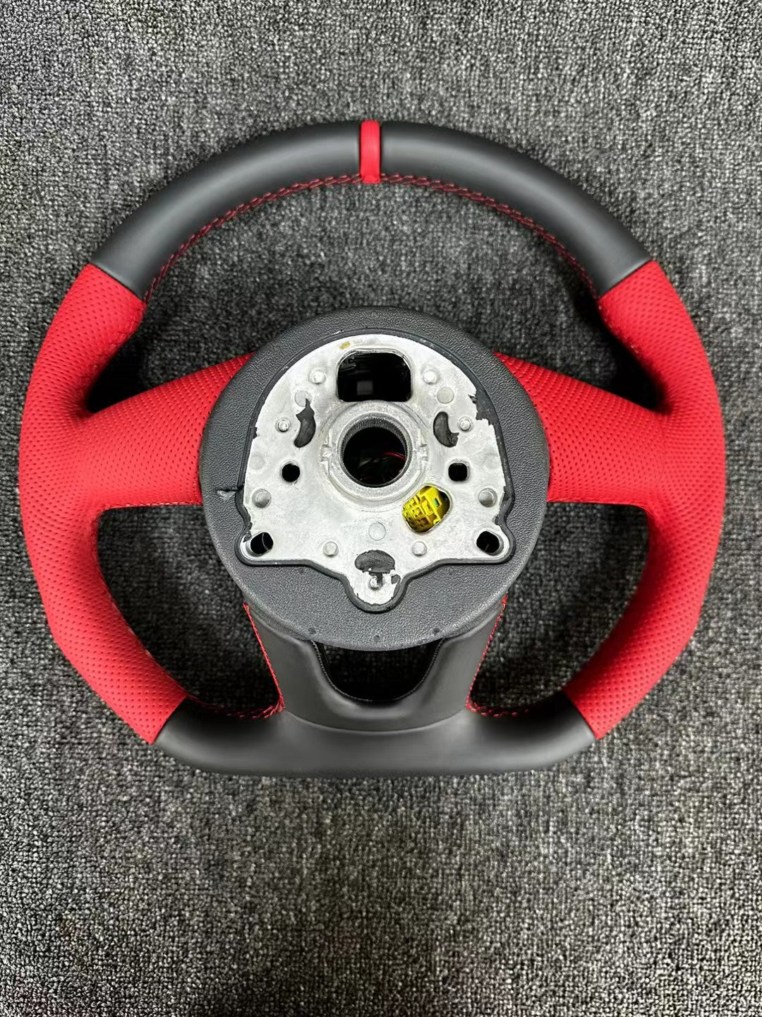 Volkswagen's old model has been upgraded to a new flat bottomed leather steering wheel, which supports customized leather colors