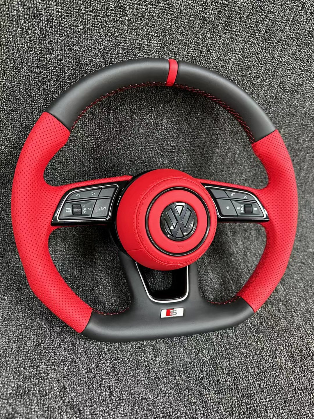 Volkswagen's old model has been upgraded to a new flat bottomed leather steering wheel, which supports customized leather colors