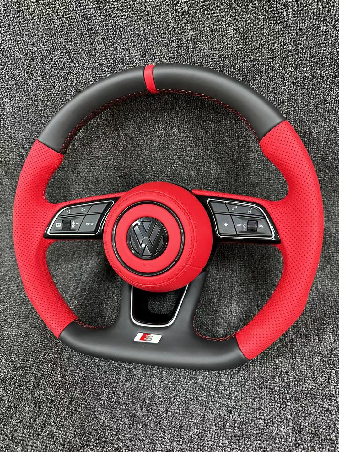 Volkswagen's old model has been upgraded to a new flat bottomed leather steering wheel, which supports customized leather colors