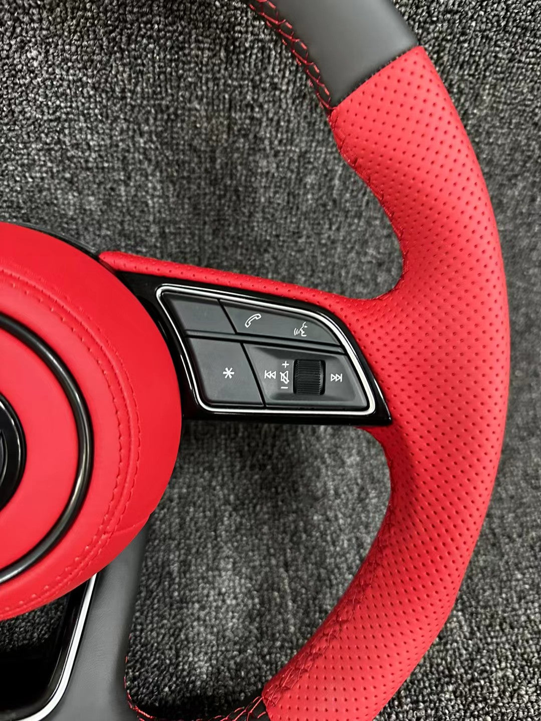 Volkswagen's old model has been upgraded to a new flat bottomed leather steering wheel, which supports customized leather colors