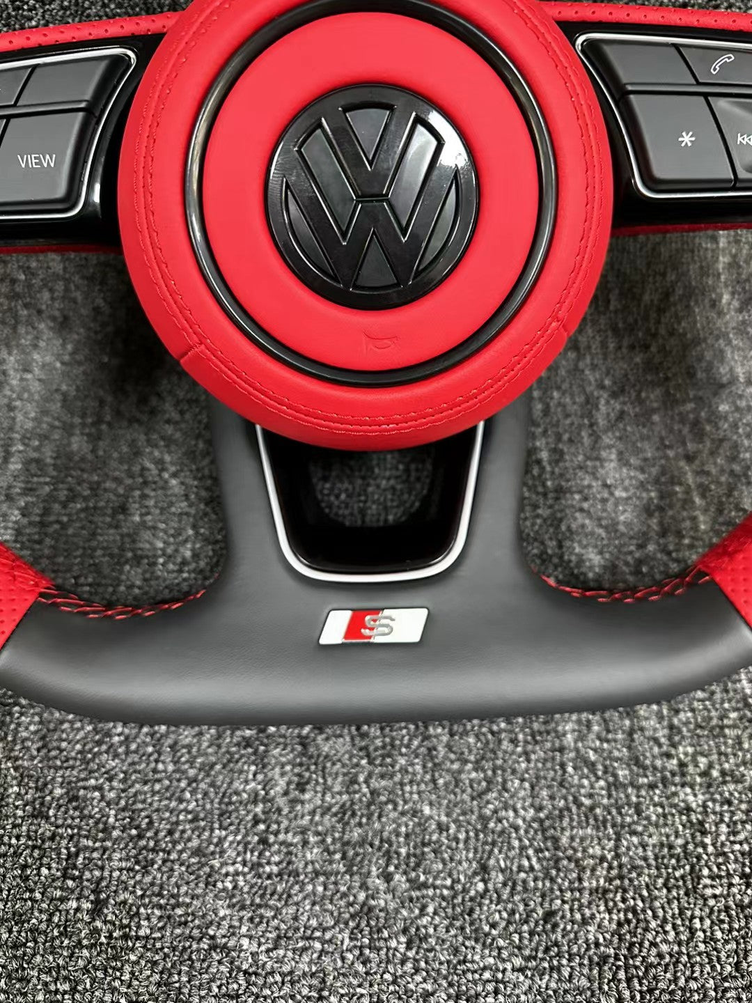 Volkswagen's old model has been upgraded to a new flat bottomed leather steering wheel, which supports customized leather colors