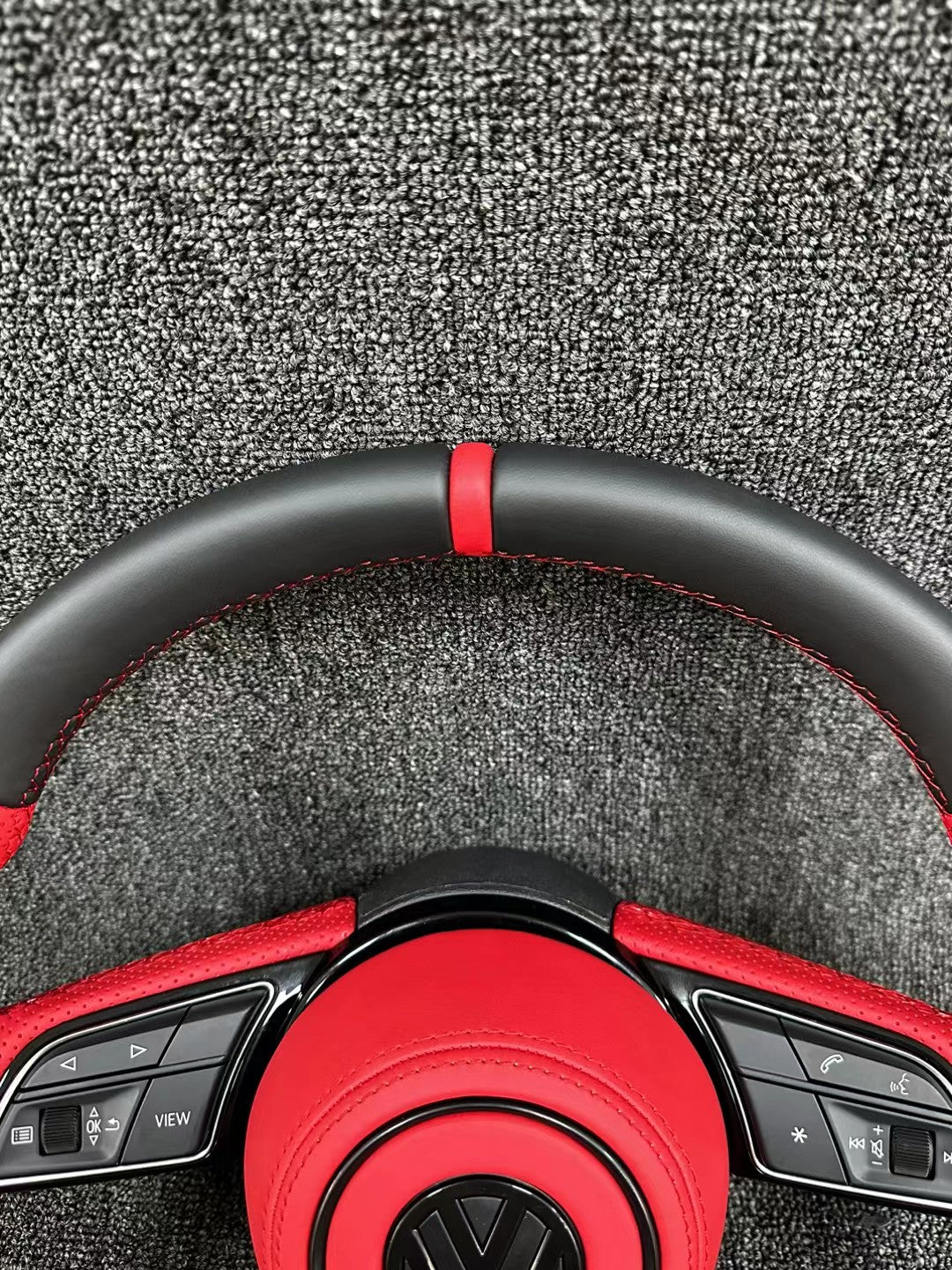 Volkswagen's old model has been upgraded to a new flat bottomed leather steering wheel, which supports customized leather colors