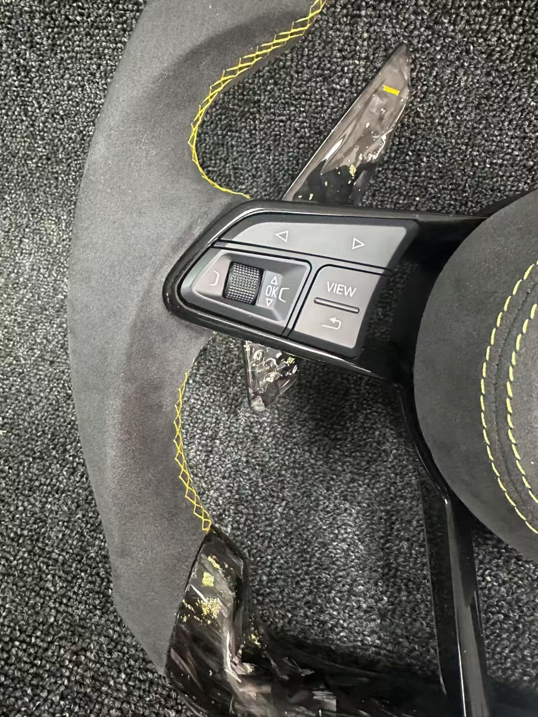 Customized Audi steering wheel forged carbon+yellow return mark+Alcantara grip+Alcantara airbag cover