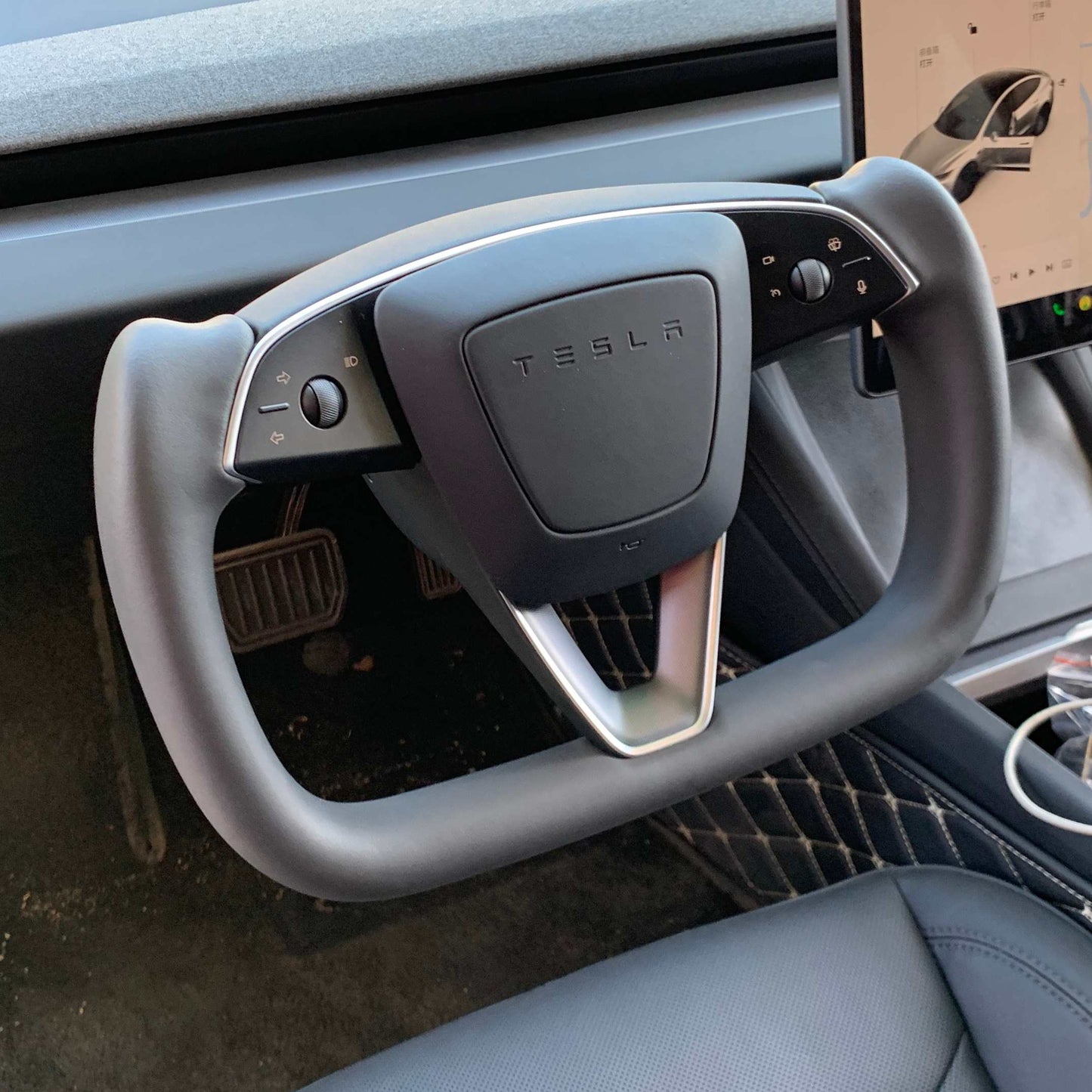 Yoke heated steering wheel with original airbag button for Tesla Model 3 Highland/Model Y Juniper